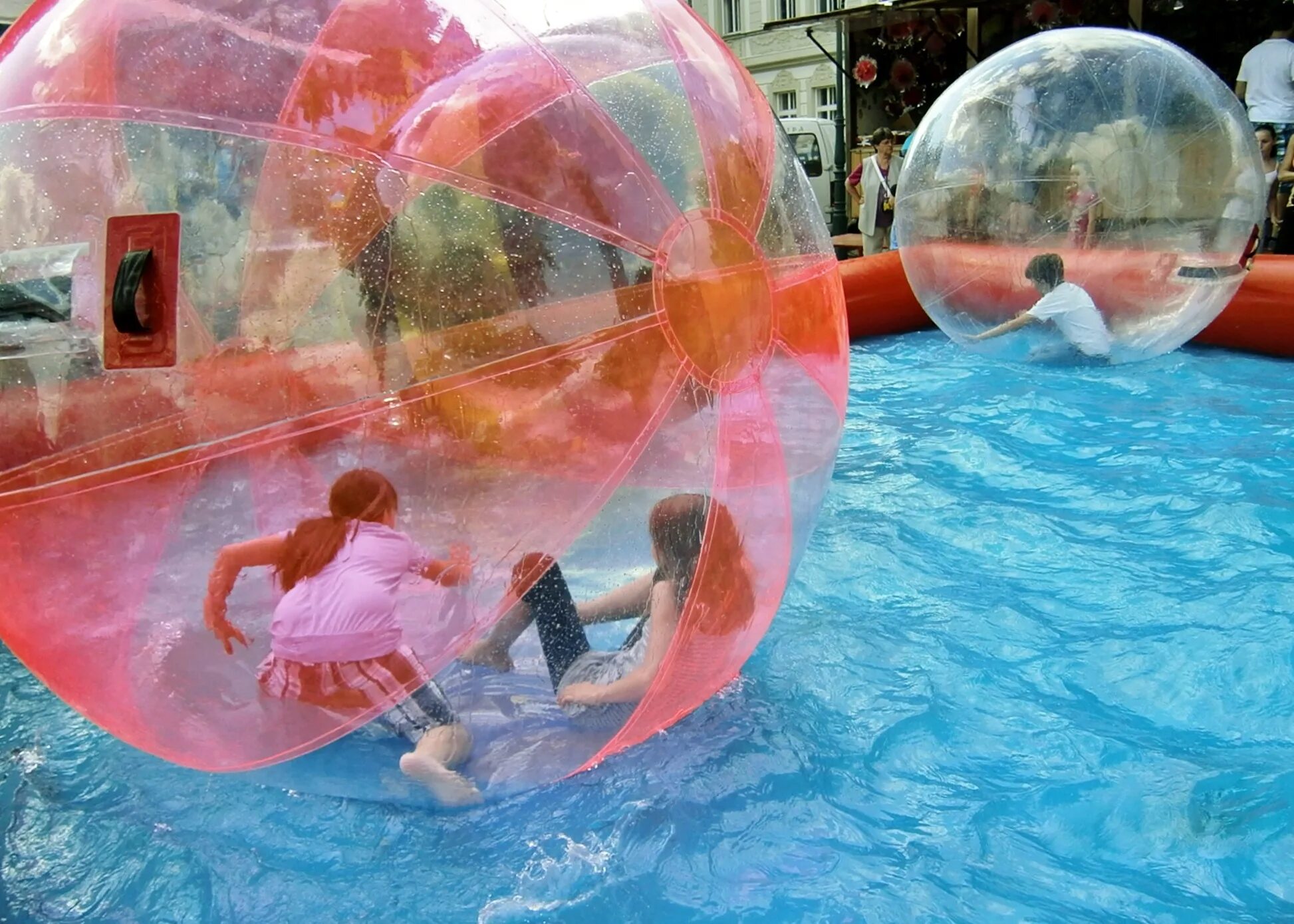 Шарики развлечения. Водный шар аттракцион. Зорб Водный шар. Зорб шар аттракцион. Аттракцион Водный шар с бассейном.