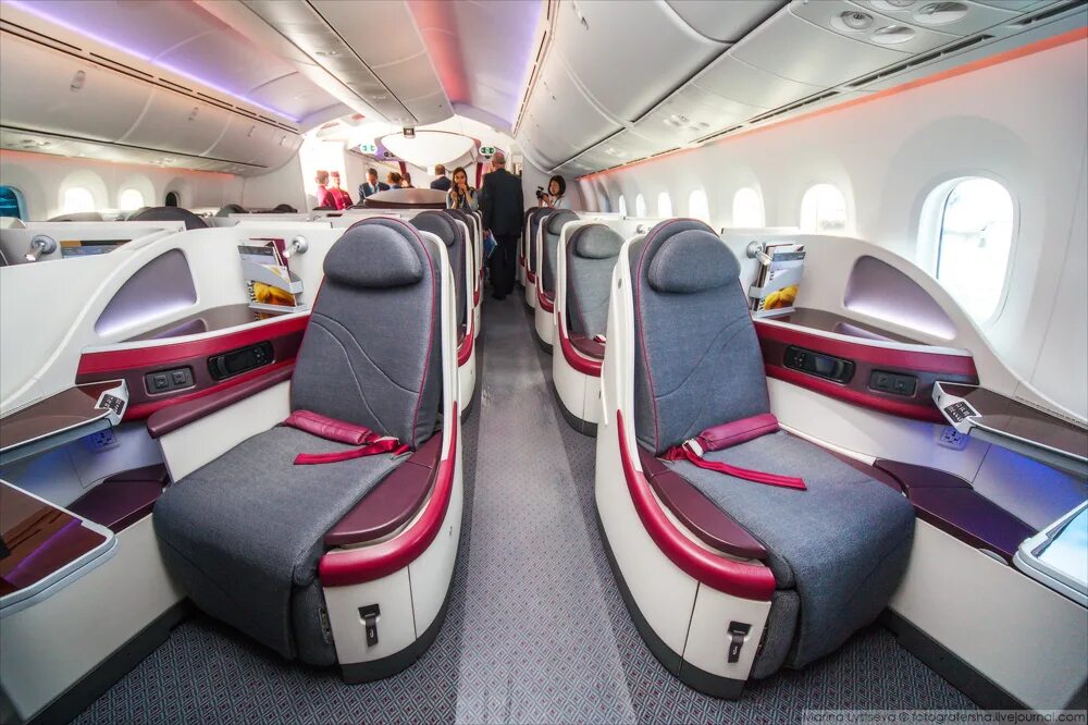 Пассажирские самолеты внутри. Boeing 787-8 dreamliner иллюминатор. самолет внутри. салон самолета. салон самолета внутри.