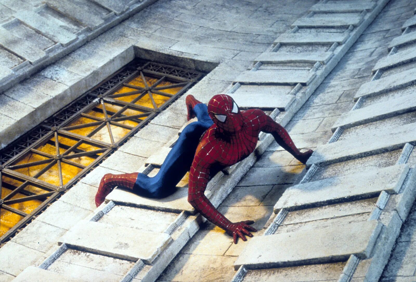 Человек паук 2002 Тоби. Человек-паук 1 2002. Человек паук 2002 кадры. Тоби Магуайр человек паук 2002.