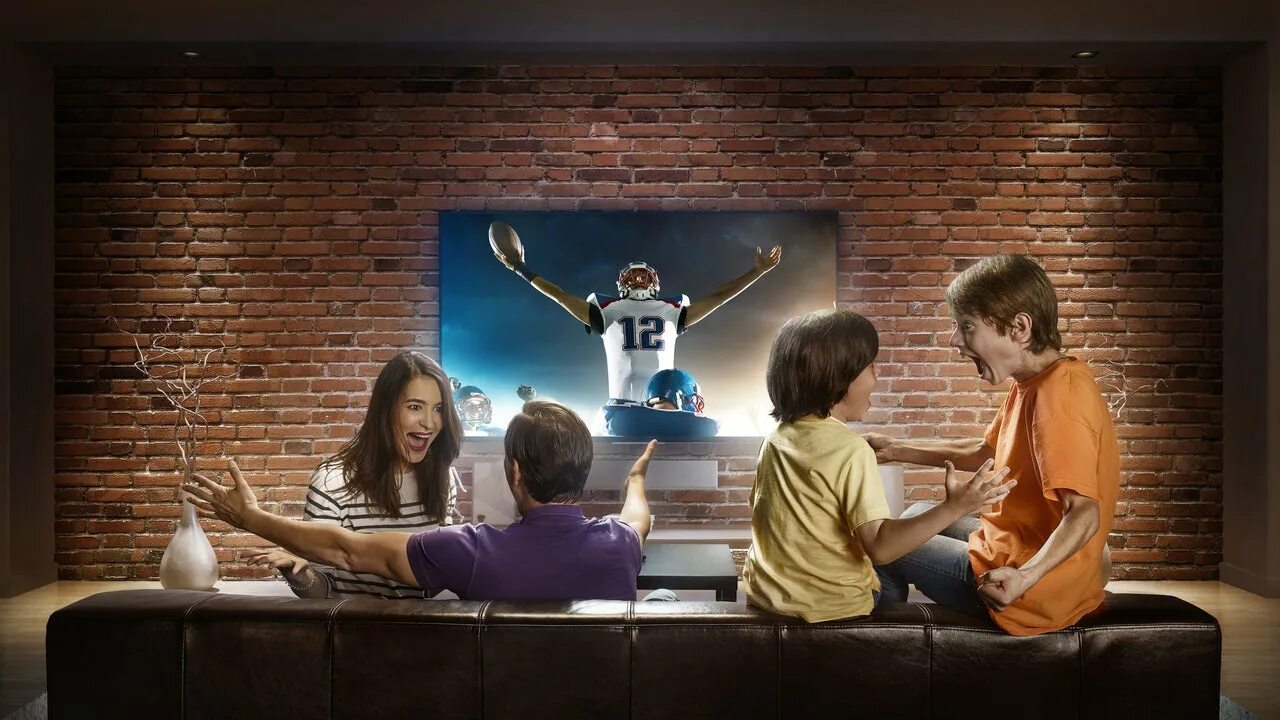 Человек перед телевизором. People die tv. People die tv. Семья у телевизора. Семья смотрит телевизор картинки.