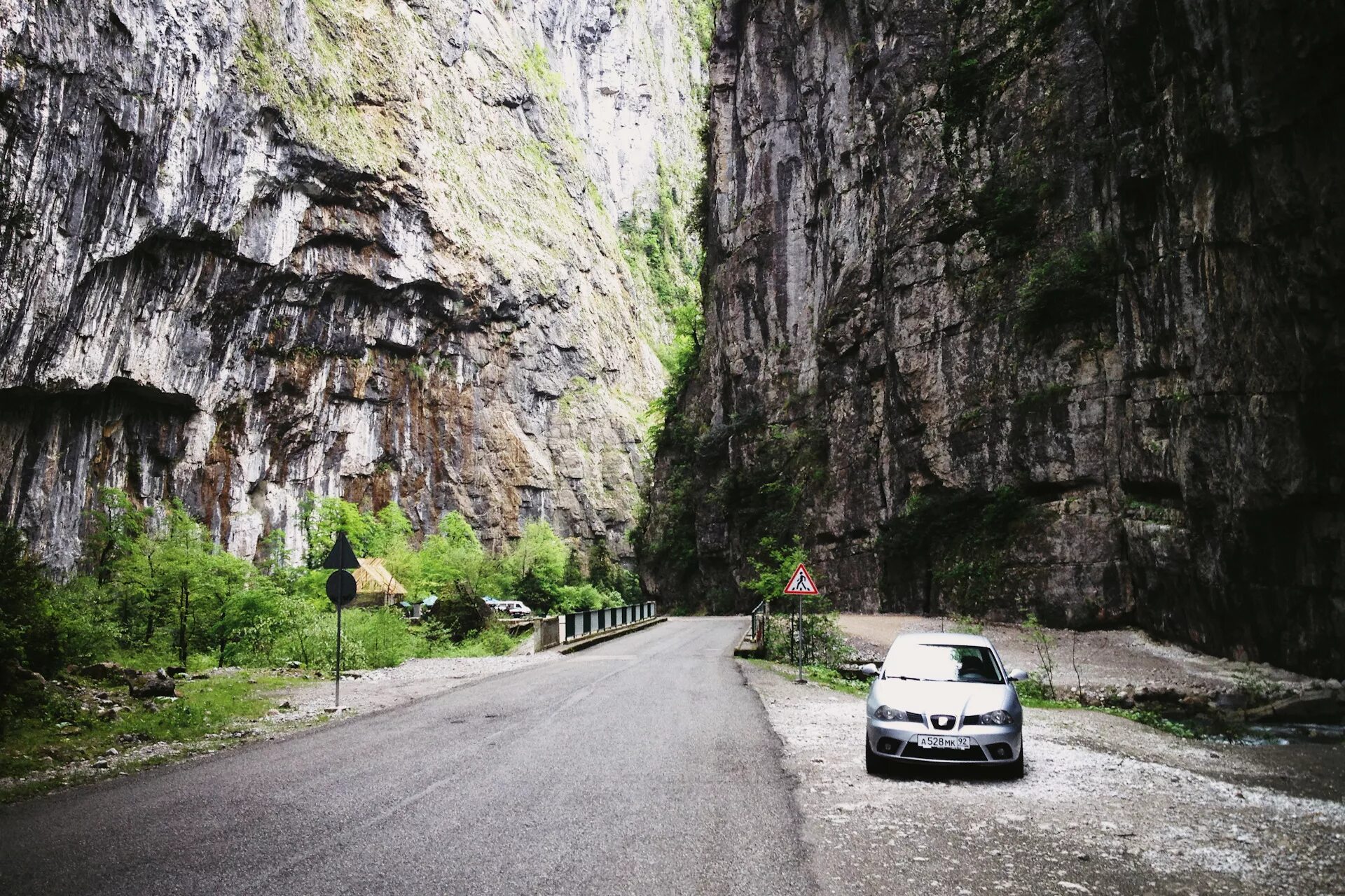 Озеро рица на машине. Юпшарский каньон Абхазия. Бзыбское ущелье Абхазия. Бзыпский каньон Абхазия. Бзыбское ущелье Абхазия дорога.