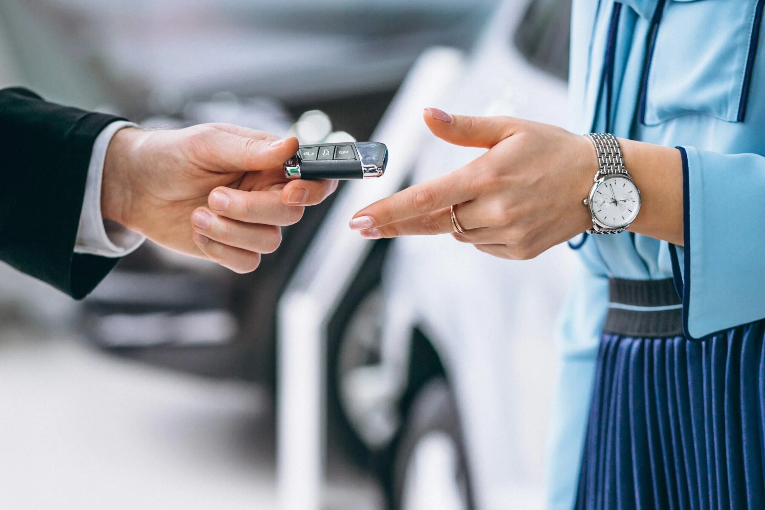 Передает ключи от машины. Аренда авто rent auto su. Арендовать автомобиль. С приобретением автомобиля. Ключи от машины в руке.