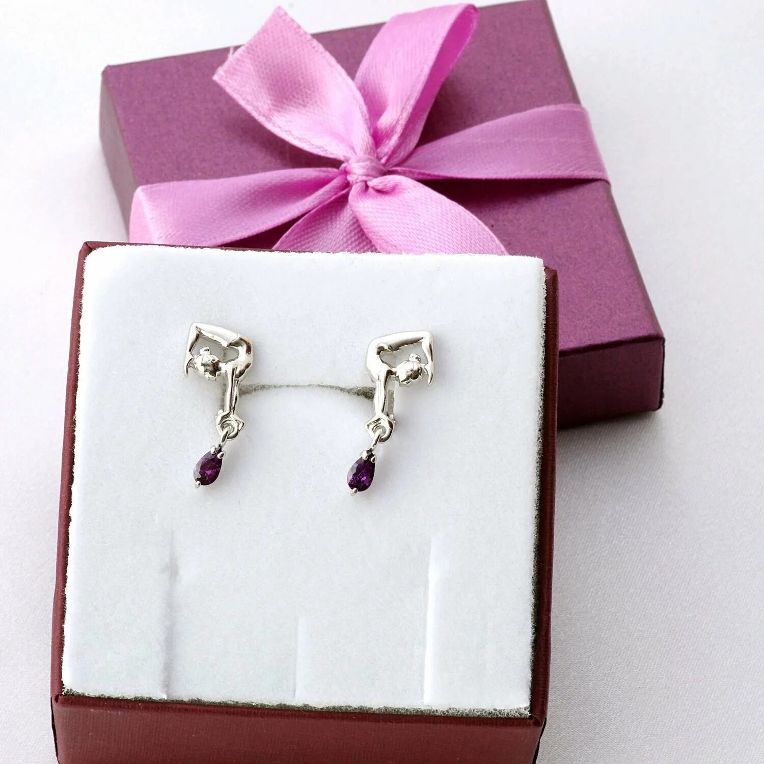 Коробочка для серег. Серьги в коробочке подарок. Подарочная коробочка под серьги. Подарочная коробка для сережек. Подарочная коробка для сережек.