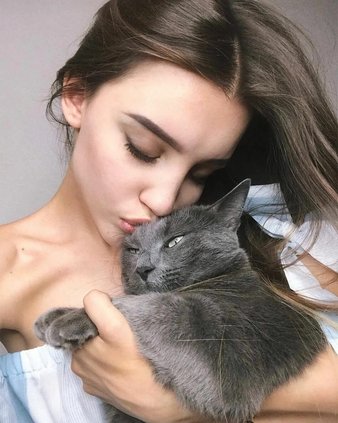 Красивые девушки с котами
