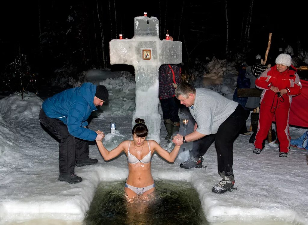 Купание в проруби на крещение 2023 в москве. Можно ли в крещение мыться дома. Крещение 2023 горно алтайск. Купание на визе екатеринбург. Обряд крещения в купели.