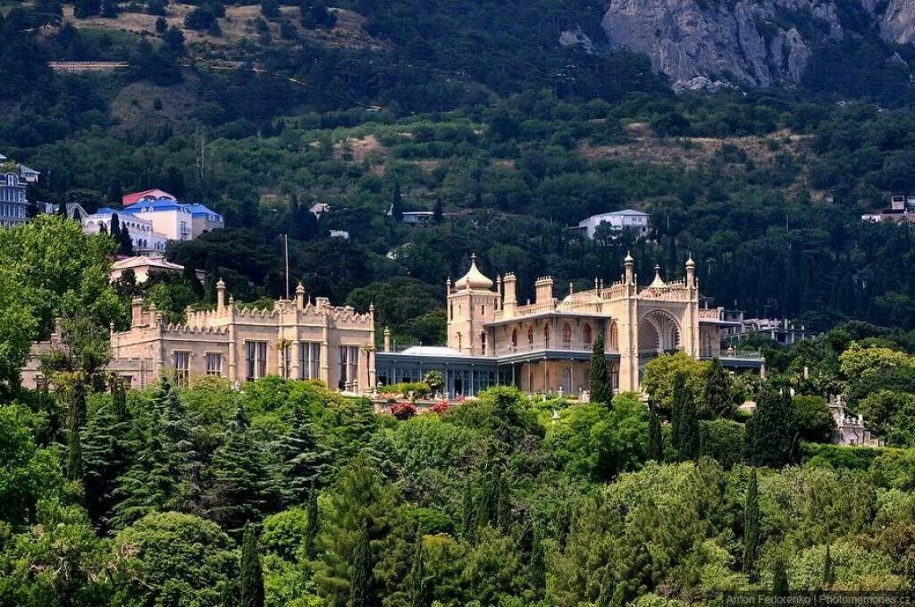 Дворцовый ансамбль в ялте. Воронцовский дворец Ялта. Ялта Алупка Воронцовский дворец. Алупкинский дворец Ялта. Алупка дворец графа Воронцова.