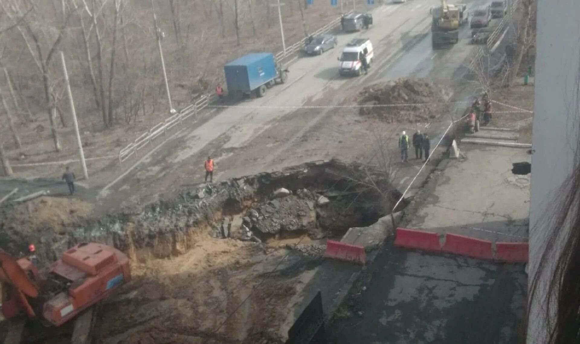 Челябинск закрыли дороги. Провалился асфальт в Челябинске на Куйбышева. Челябинск Куйбышева провал асфальта. Яма асфальт Куйбышева Челябинск. Разлом Челябинск Куйбышева.