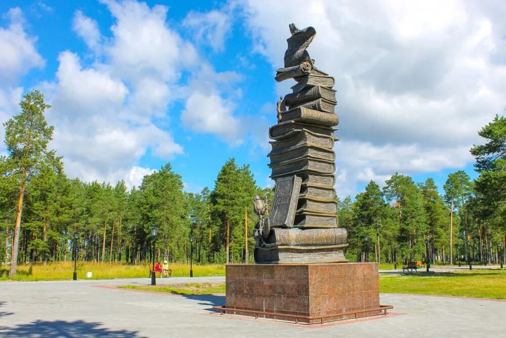 Памятник летописи россии. Скульптура летописи России в г Когалым. Памятник летопись России в Когалыме. Памятник летописи Когалым.