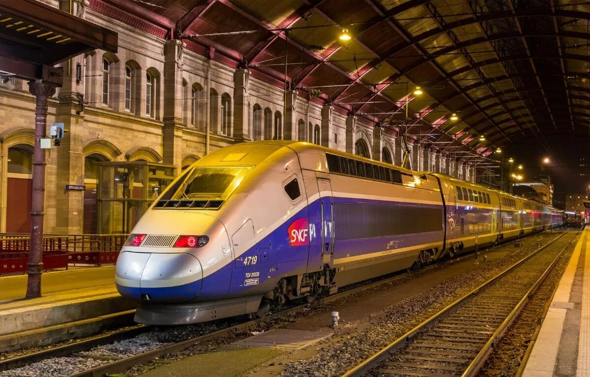 Поезд TGV Франция. SNCF Франция железная дорога. Скоростной поезд TGV Франция. Французский поезд TGV.