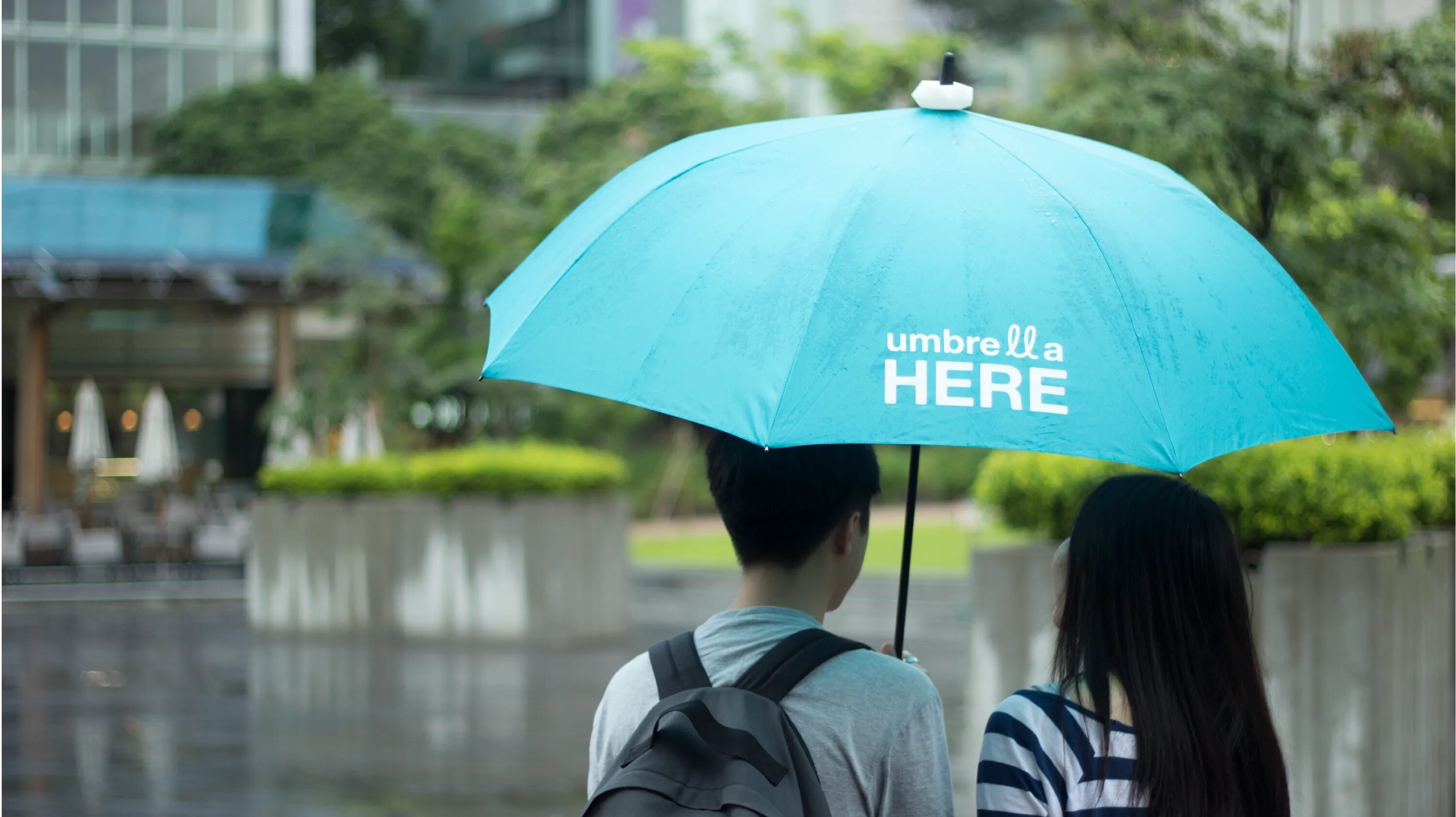 Зонтик на голову. Зонт на природе. Зонтик на мосту. Поделиться зонтом.