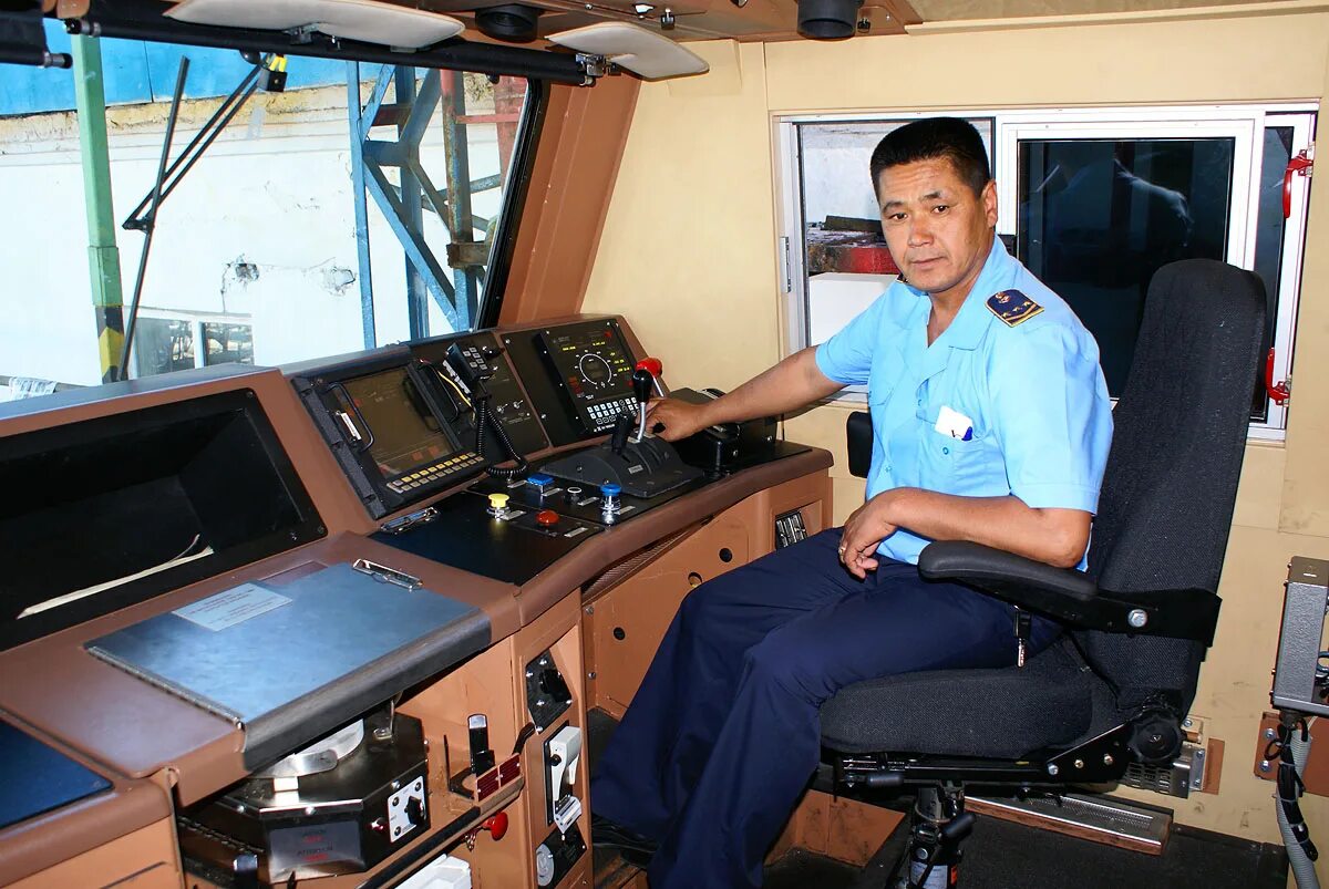 машинист и помощник машиниста 2эс6. работа машинист в казахстане. машинист ржд. работа машинист в казахстане. тепловоз тэ33а кабина.