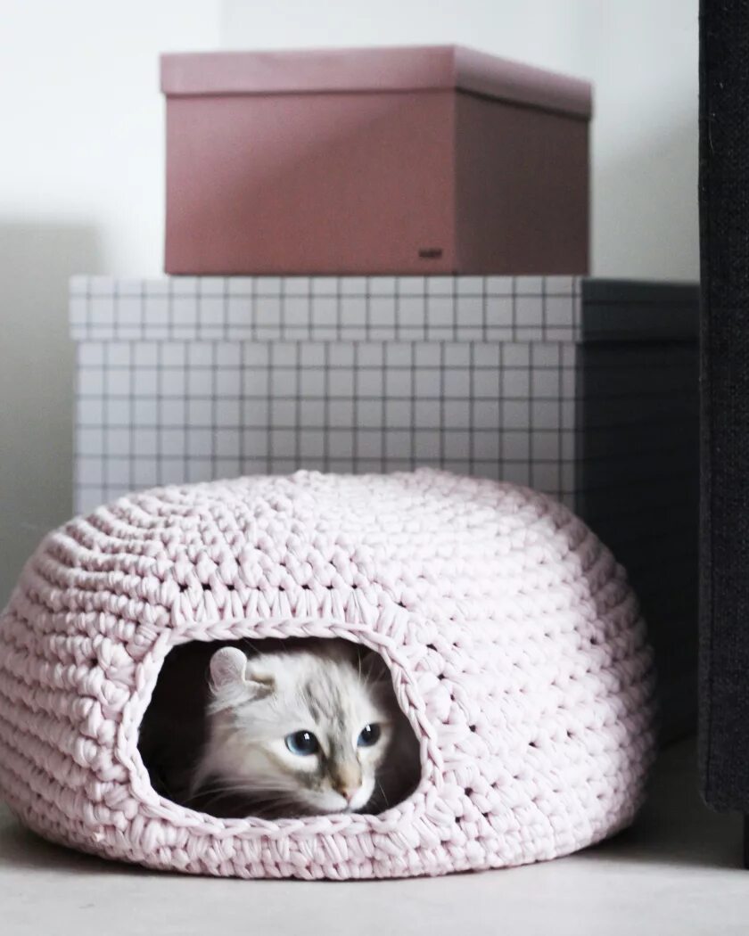 Теплый домик для кошки. Кошкин дом крючком для кота. вязаный домик для кошки. вязаный кошачий домик. кошачий домик из трикотажной пряжи.