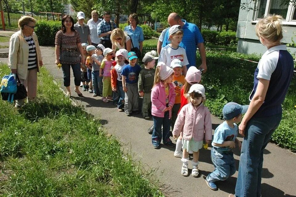 Место очереди в садик. Очередь в детский сад. Очереди в детские сады. Очередь в детский садик. Очередь в сад дети.