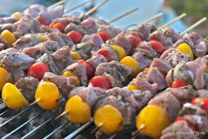 Как вкусно замариновать шашлык из индейки. Шашлык из индейки. шашлык из индейки на мангале. шашлык из бедра индейки на мангале. шашлык из индейки с овощами в духовке.
