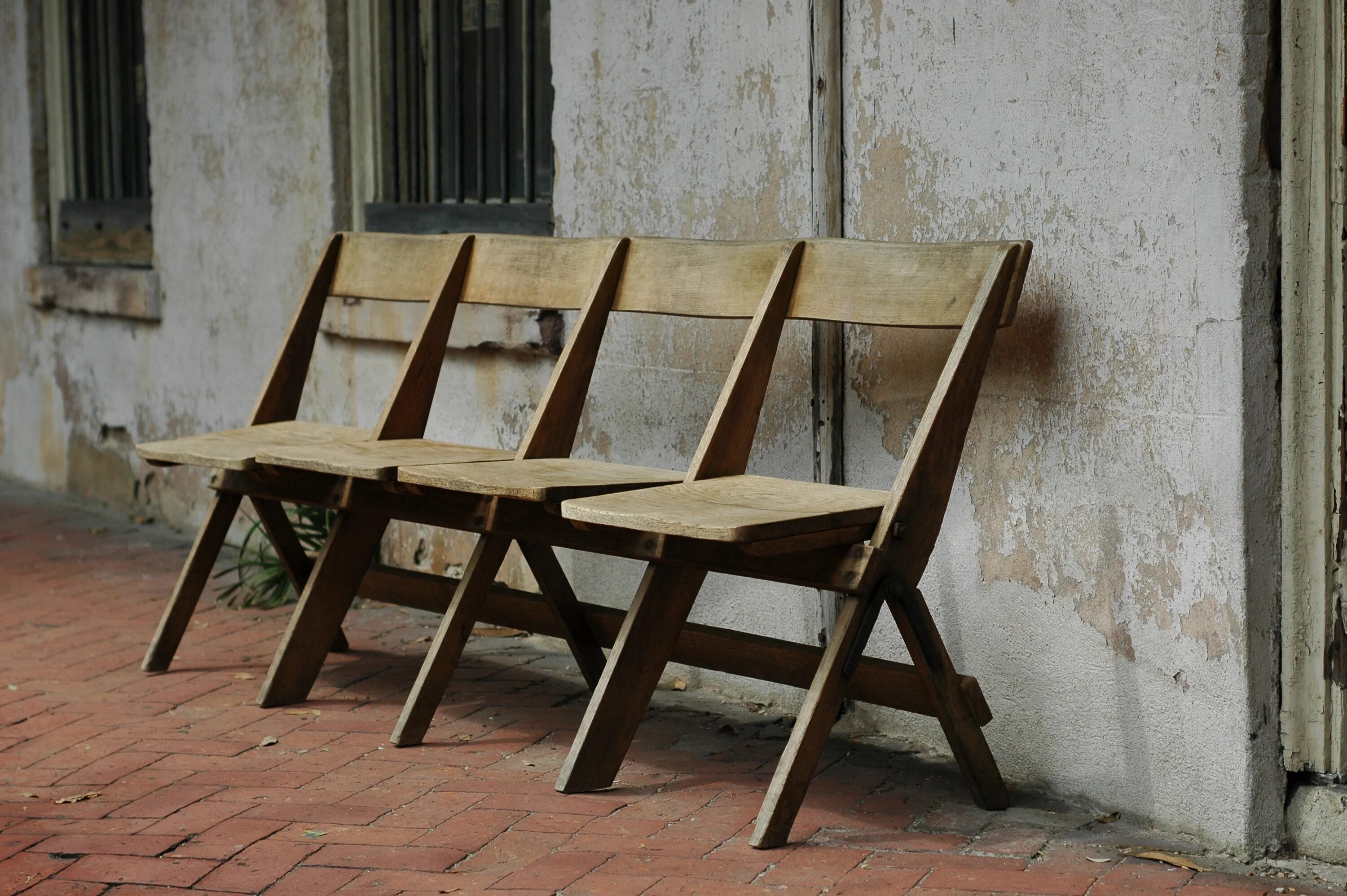 Подпереть стол. Table Chair мебель. Стулья скульптуры. Фигуры из стульев. Стул Лиственный.