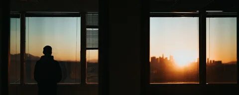 Часы напротив окна