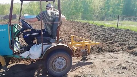 Мини трактор плугом