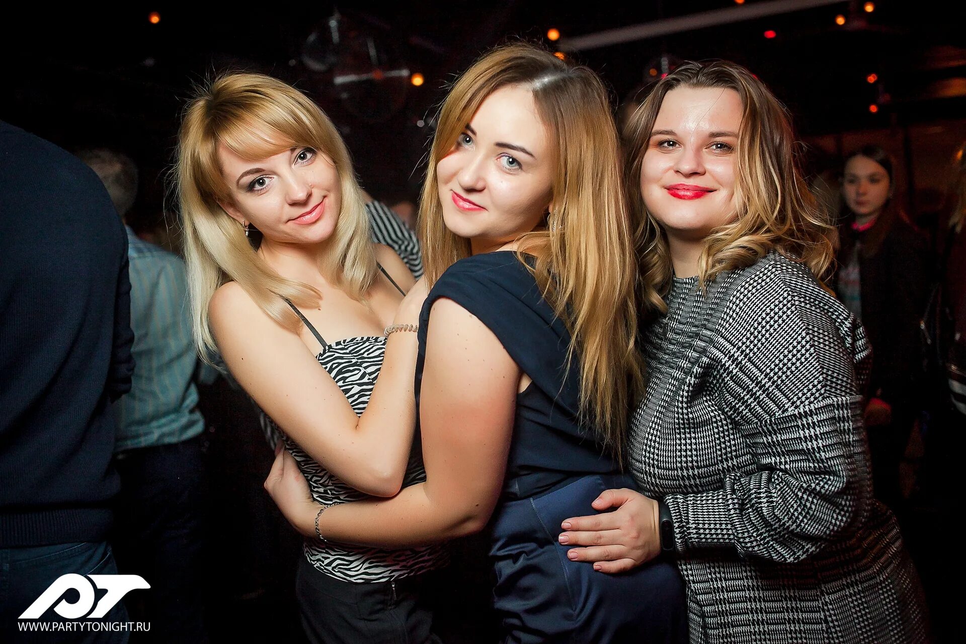 Девушки в клубе. Можно ли в клубы до 18. Можно ли в клубы до 18. Мужской клуб honey bunny. Можно ли в клубы до 18.