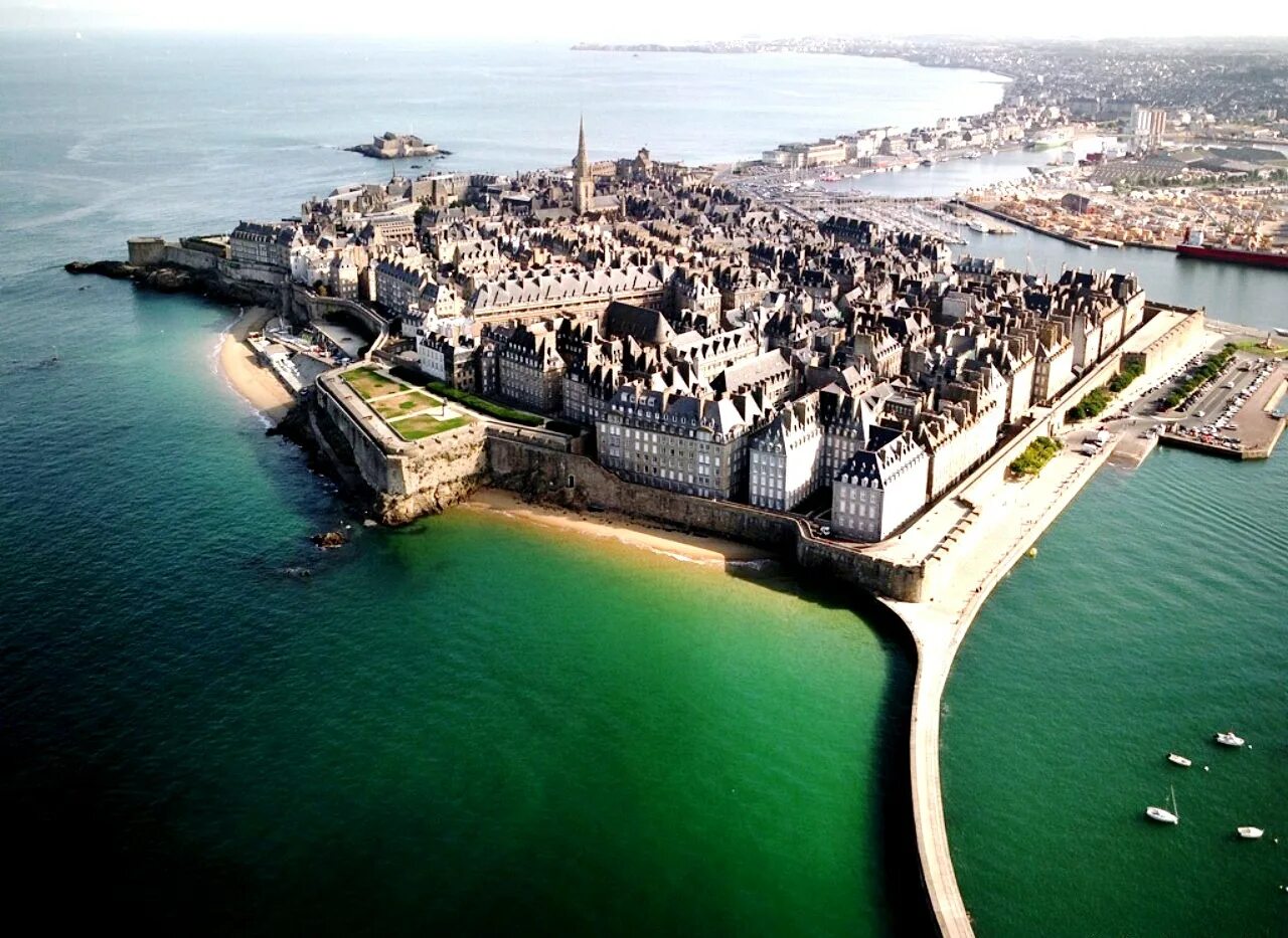 Ойнама сен. Saint malo Франция. Сен-мало крепость Франция. Сен мало Бретань Франция. Saint malo Франция шторм.