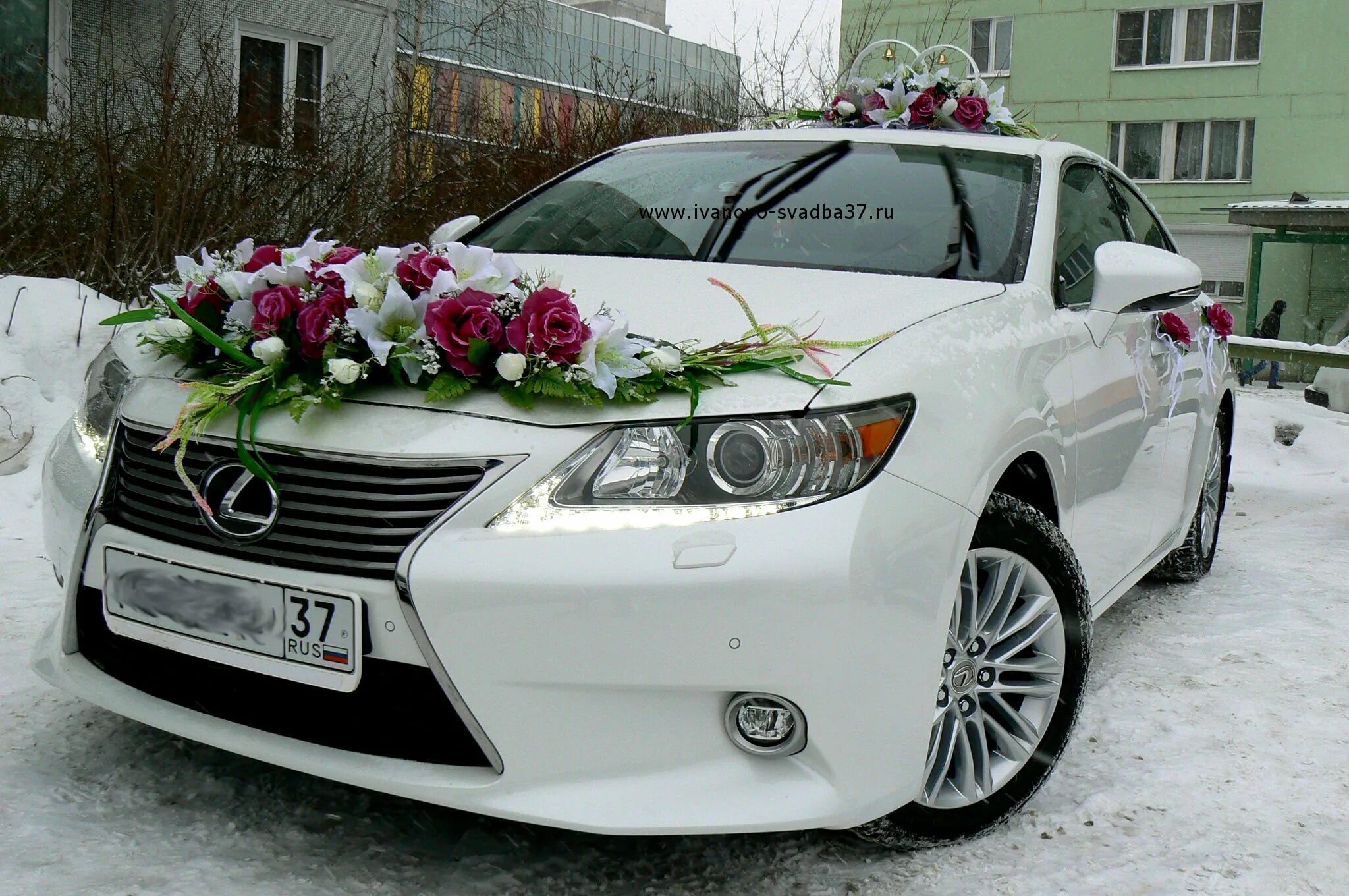 Прокат украшений. Lexus es250 черный свадебный. Лексус 460 свадебный кортеж. Свадебный кортеж Lexus 60. Свадебные украшения на машину.