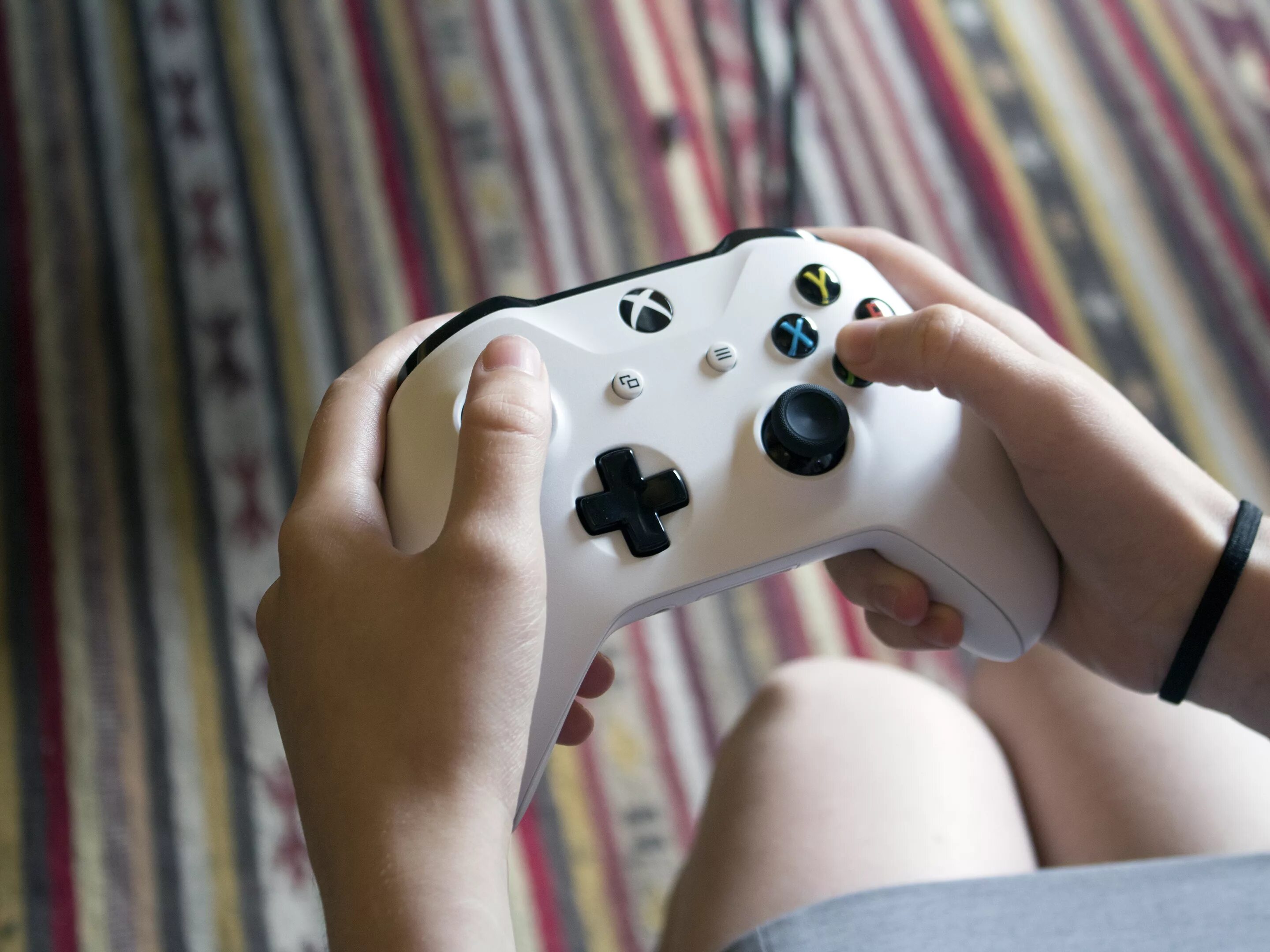 Игры в которые можно играть с геймпадом. Джойстик в руках. геймпад xbox в руках. девушка с джойстиком в руках. руки с геймпадом.