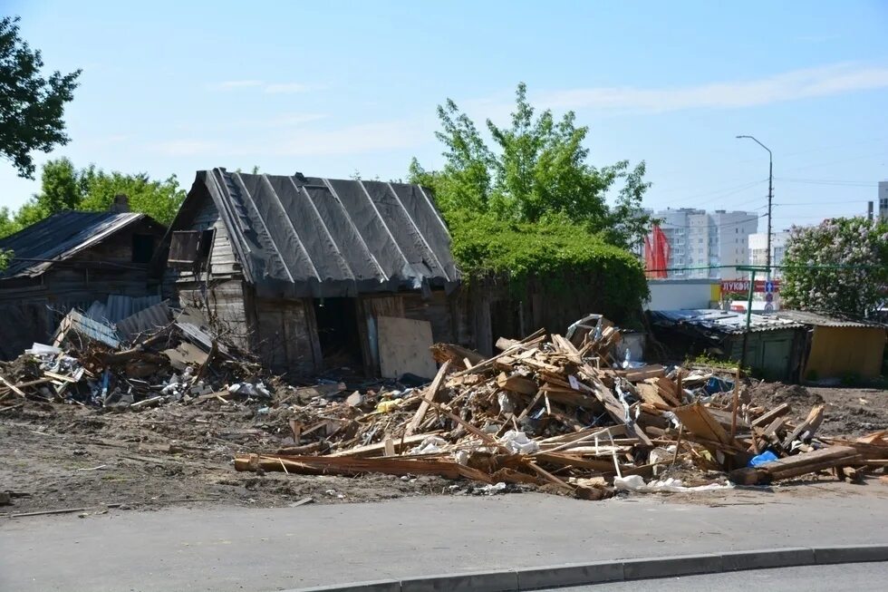 Дома под снос саратов. Разрушенный дом. Ветхие дома. Снос домов. Сносят дом.