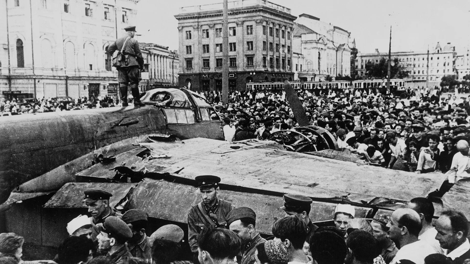 Москва военное время. Бомбардировщик Юнкерс на площади Свердлова 1941. Сбитый самолет в Москве 1941. Сбитый немецкий самолет в Москве 1941. Авианалеты в Москве в ВОВ 1941-1945.