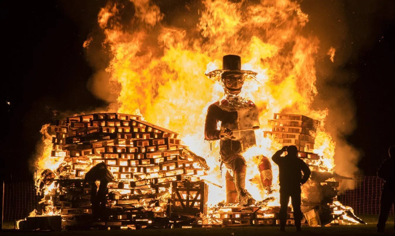 The day you were burn. Горящая деревня. Девушка с огнем в лесу. Burn everything. The day you were burn.
