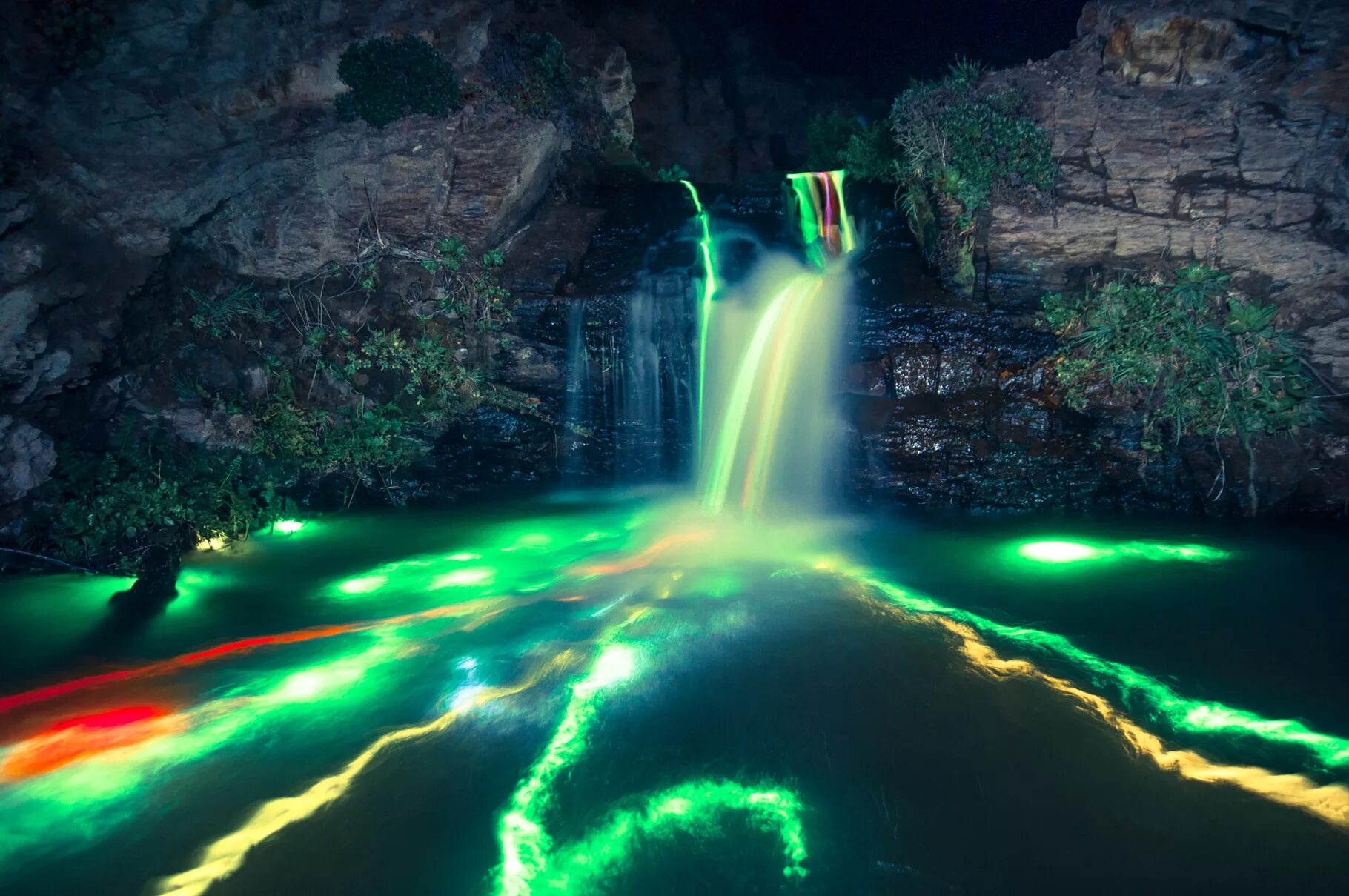 Неоновые водопады Северной Калифорнии. Салтинский подземный водопад. Подсветка водопада. Разноцветный водопад. Нереального света