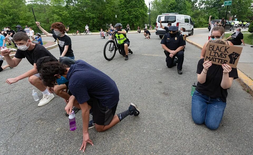 белые стоят на коленях. американцы стоят на коленях. папа римский моет ноги беженцам. полицейский на коленях перед негром. белые стоят на коленях.