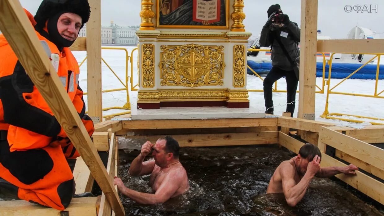 Что нельзя делать на крещение. Крещенский сочельник приметы. Крещенский сочельник строгий пост. С крещением 2022. Что делать на крещение 18.