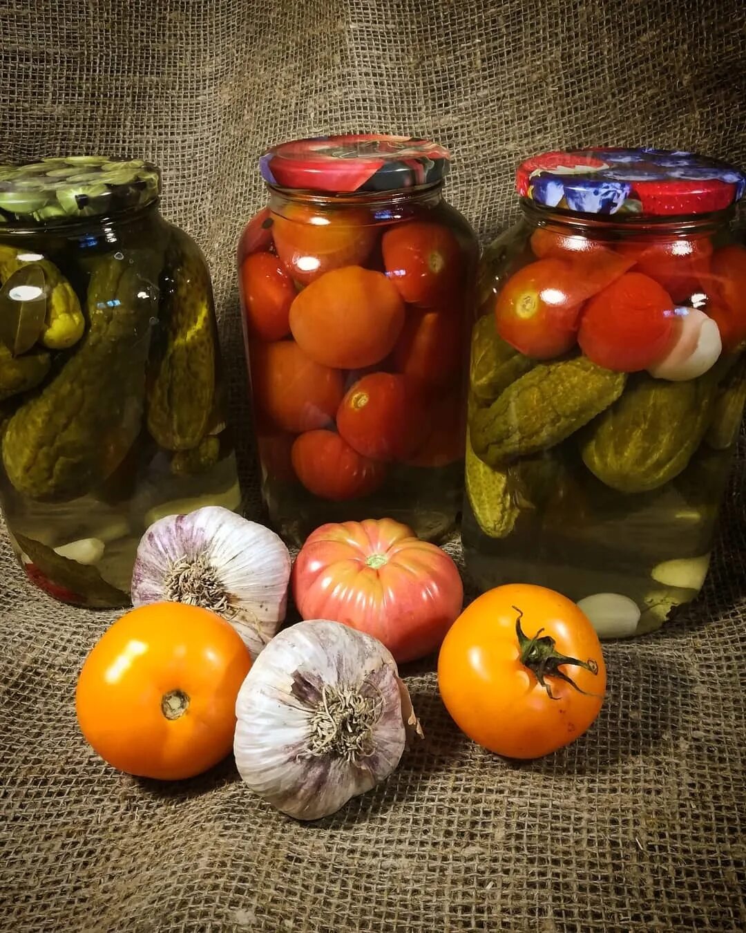 Овощное ассорти закрутки. Маринад для ассорти помидора с огурцами. Овощное ассорти "пальчики оближешь". Маринованные огурцы и помидоры быстро. Соленья на зиму.
