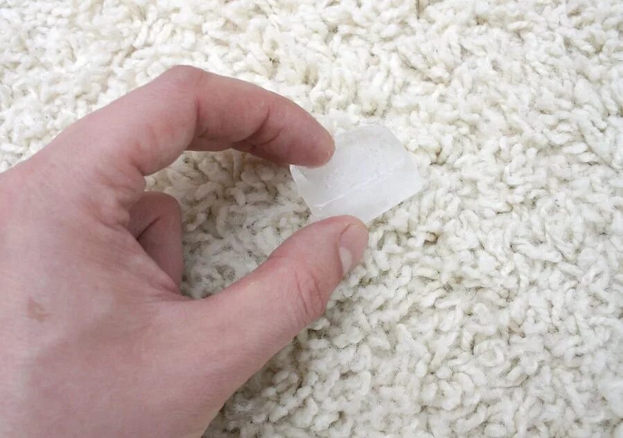 Загнулся край ковра