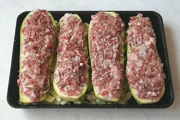 Кабачки с фаршем в духовке кружочками с помидорами и сыром. Фаршированные кабачки с фаршем и рисом. Кабачки с фаршем кружочками. Кабачки с фаршем под сыром рецепт. Кабачки с фаршем под сыром рецепт.