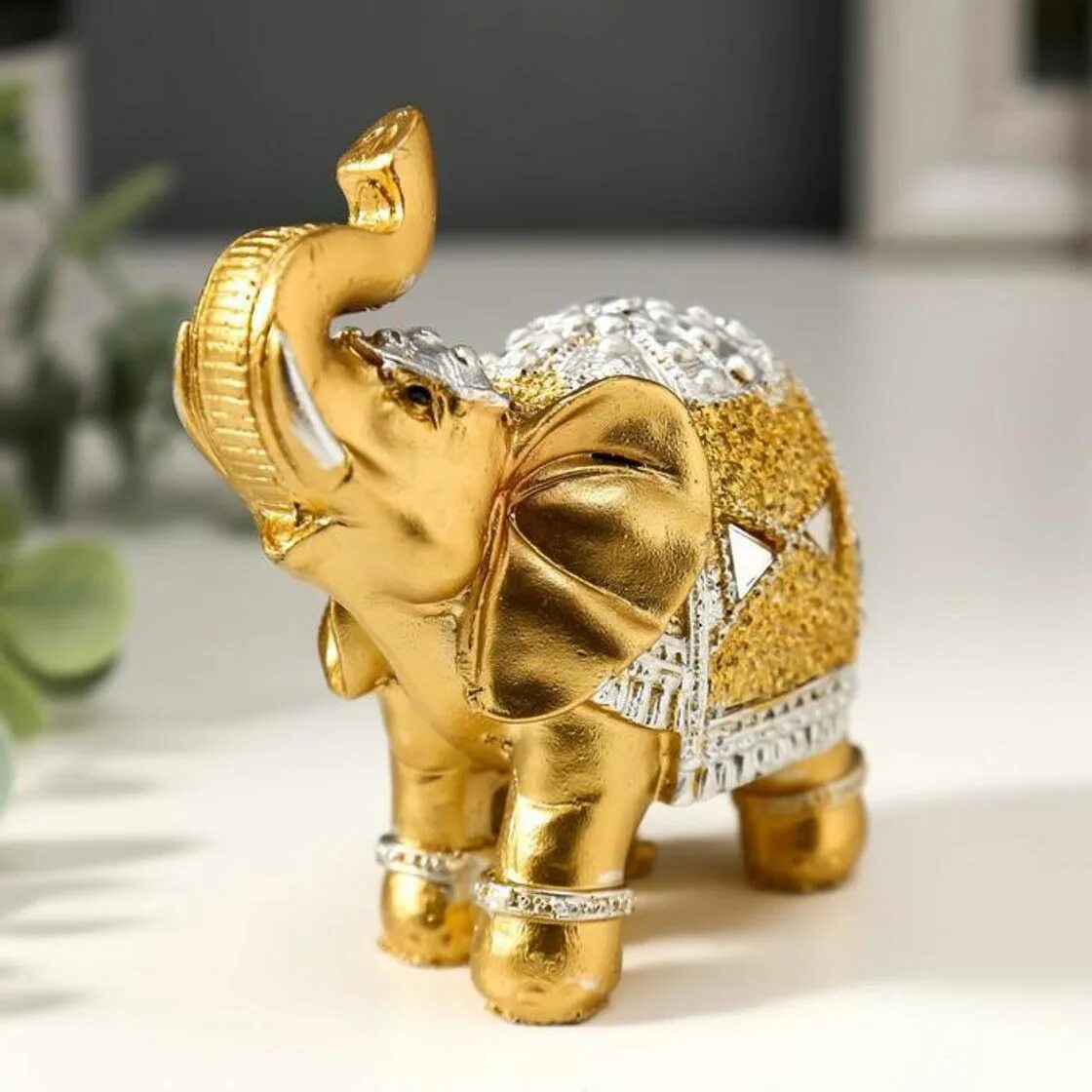 Слон золотой статуэтка. Фигурка золото Слоник. Золотой Слоник сувенир. Золотой слоник