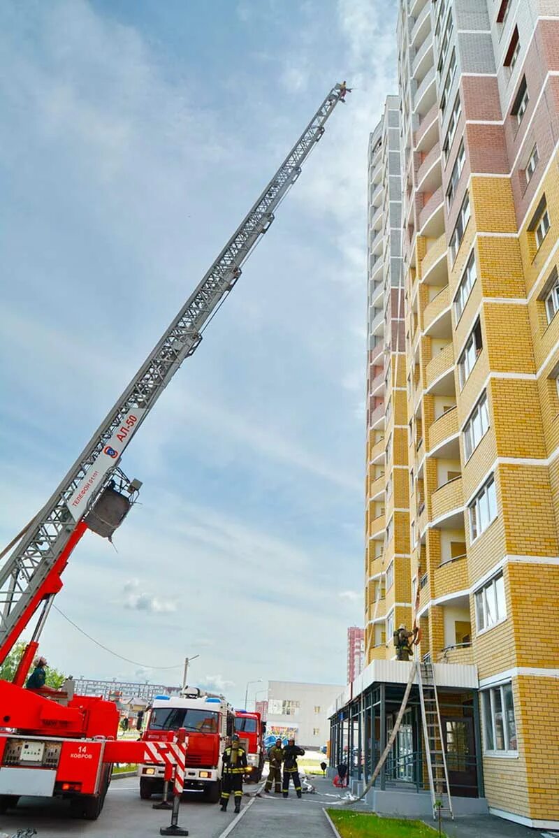 Повышенная этажность мчс. Тушение пожаров в высотных зданиях. Здания повышенной этажности мчс. Пожар в здании повышенной этажности. Повышенная этажность мчс.