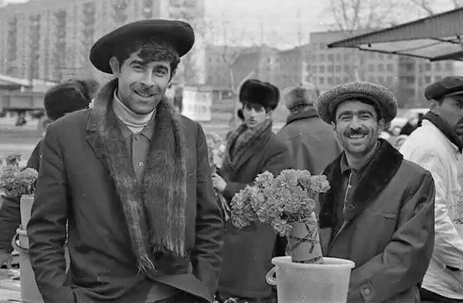 Советские грузины. Грузинская кепка аэродром. кепка аэродром ссср. цветы торговля в ссср. грузины в ссср.