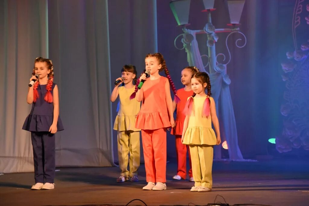 Студия магадан. Фитнес тренер для групповых занятий. Весенний вальс турнир. Алиан студия магадан. Авито магадан.