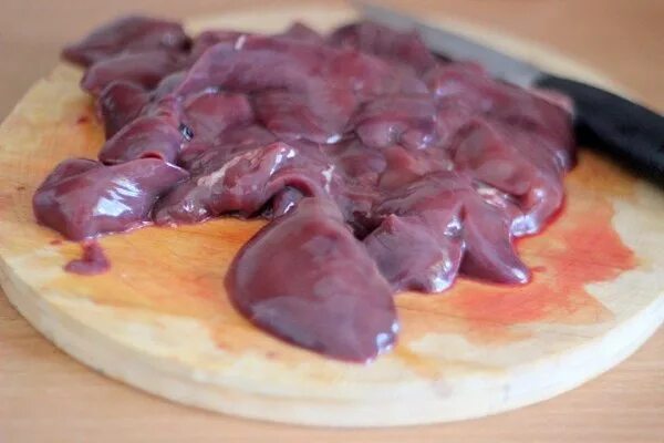 внутренности горбуши печень. печень горбуши рецепт. красные прожилки в лососе. что можно приготовить из консервированной горбуши в собственном соку. печень горбуши рецепт.