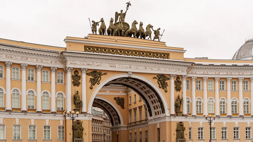 Арка главного штаба в Санкт-Петербурге. Дворцовая площадь арка генерального штаба. Арка главного штаба. Эрмитаж в арке главного штаба в Санкт-Петербурге.