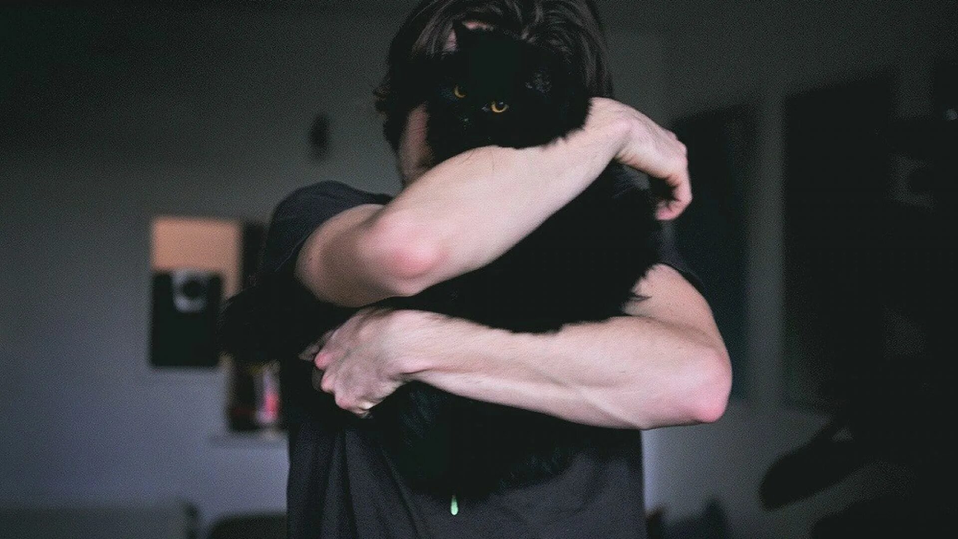 Типаж black cat парень. Парень с котом на руках. мужчина с черным котом. парень с котом эстетика. парень с черным котом.