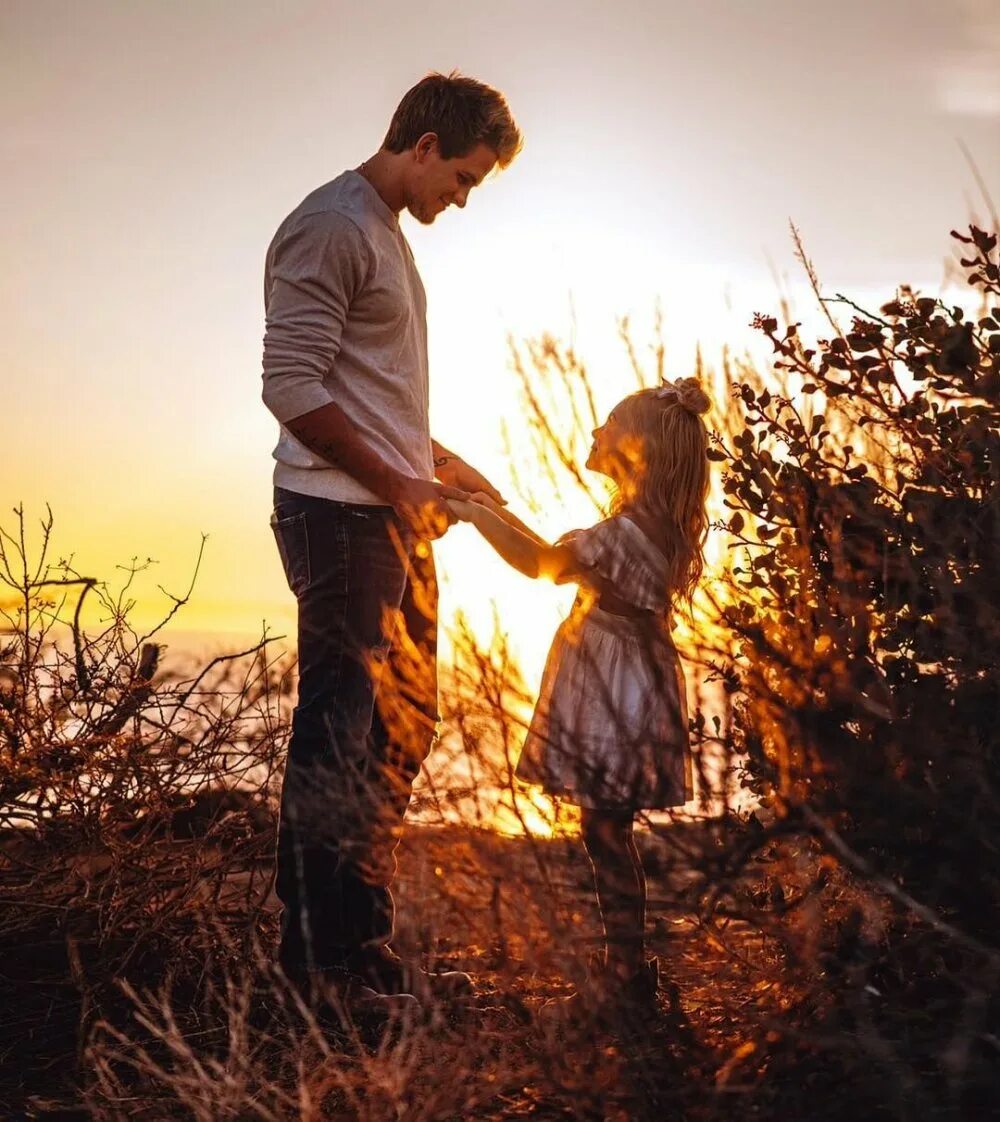 Папа обнимает дочь. Папа и я. Дочку друзья отца. Отец с дочкой на природе. Девочка обнимает папу.