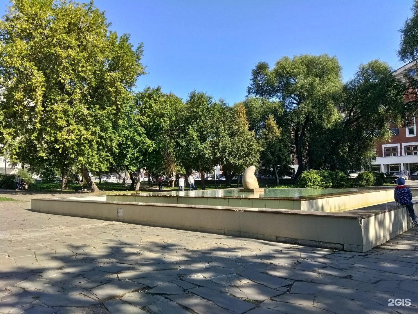 Сквер уральских. Сквер уральских добровольцев. сквер уральских добровольцев фонтан. парк уральских добровольцев пермь. фонтан в сквере уральских добровольцев пермь.
