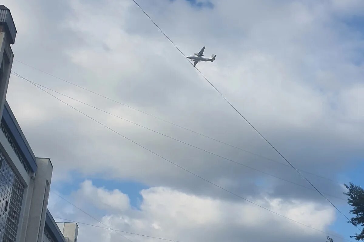 Самолёт над Омском сегодня. Пролеты самолетов над городом Саранск. Лобня самолеты над городом. ЧП В небе над Омском вчера.