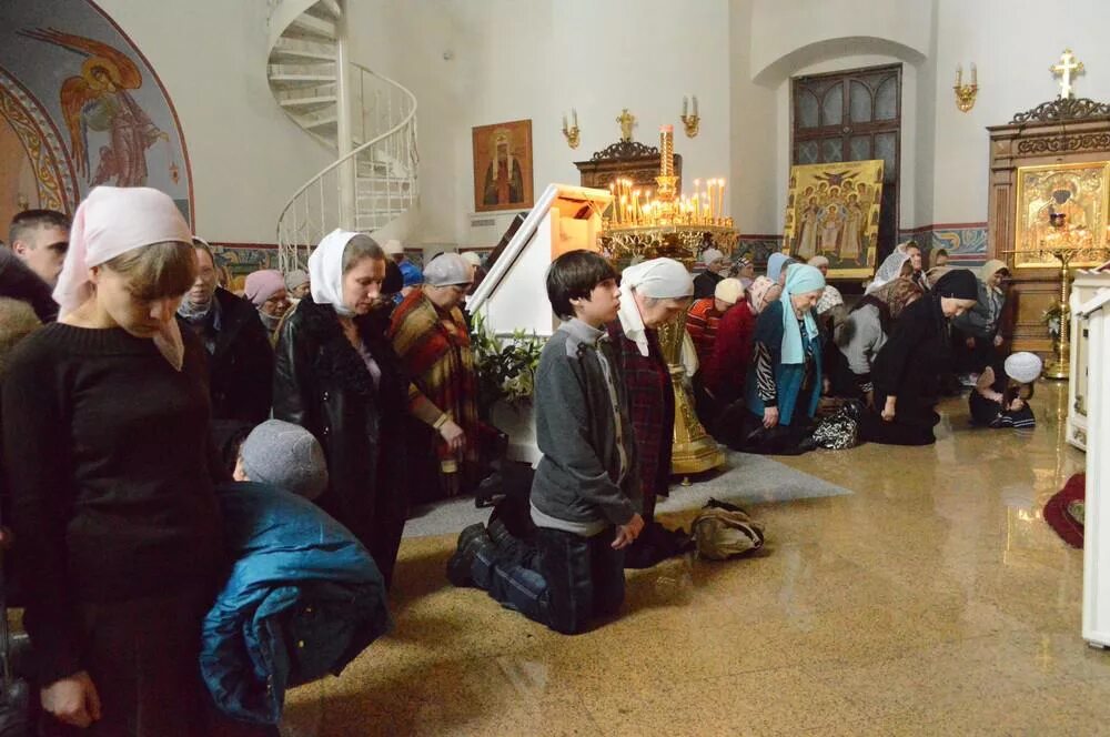 Прихожане в церкви. Прощенное воскресенье служба в храме. Человек на коленях в храме. В церкви на коленях. Чин прощения в прощенное воскресенье в храме