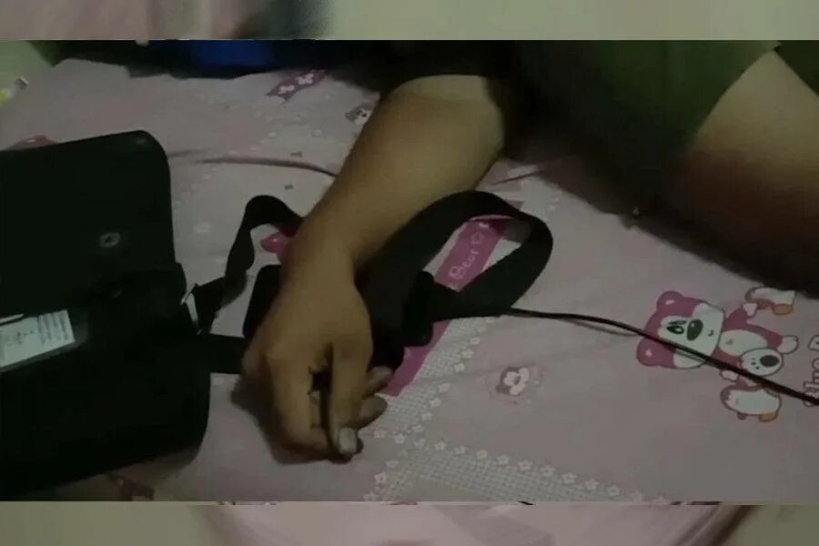 Ударили зарядкой от телефона. Зарядник расплавился. Убило током от зарядки. Телефон который заряжается за 13 минут. Убило током от зарядки.