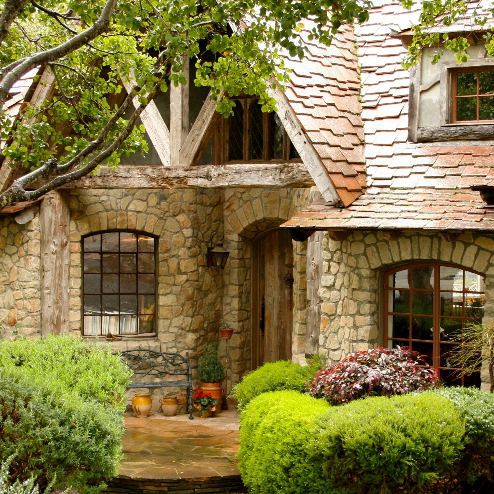 Дача дома камень. Каменный дом Тюдор. Сказочные домики в Кармель США. Старый каменный дом.
