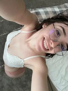 cute 🍑 pics in your dms if you say hi 👇 🏼 