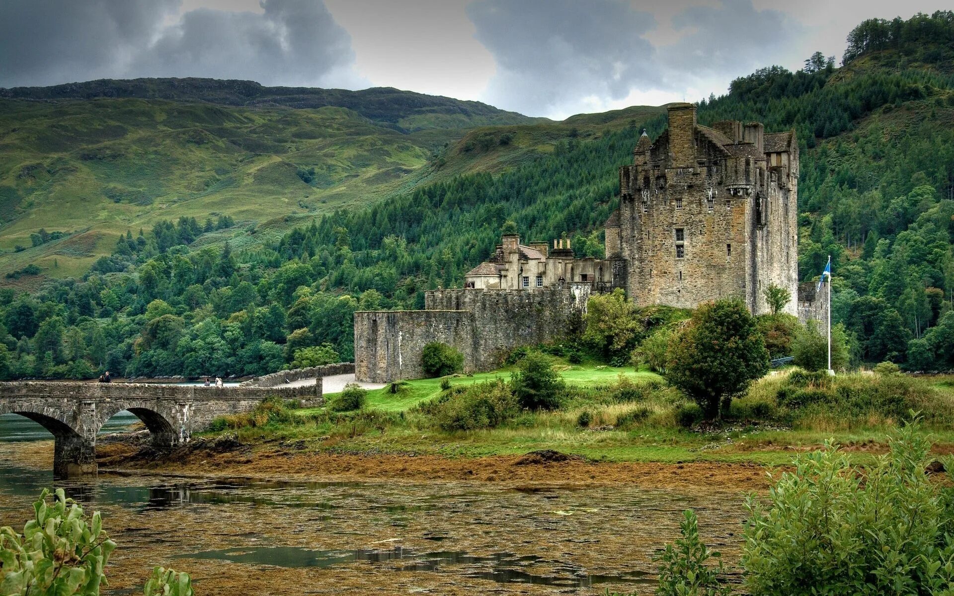 Замок Эйлен-Донан Шотландия. Замок Килхурн, Шотландия. Замок Эмброуз Шотландия. Замок «Грайч», Уэльс. Scotland is beautiful