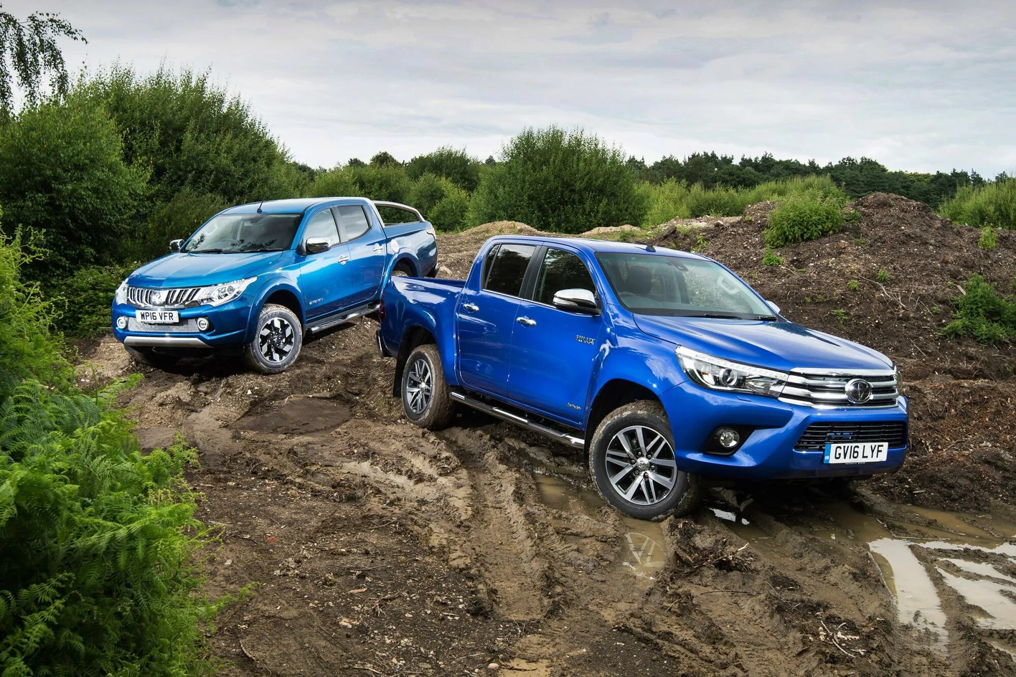 Тойота мицубиси. Toyota Hilux l200. Toyota Hilux vs l200. Мицубиси l200. Mitsubishi l200 Hilux.